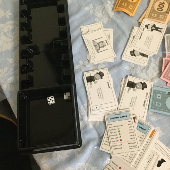 Monopoly all pieces are there English and French cards are both there excellent - Picture 7 of 8